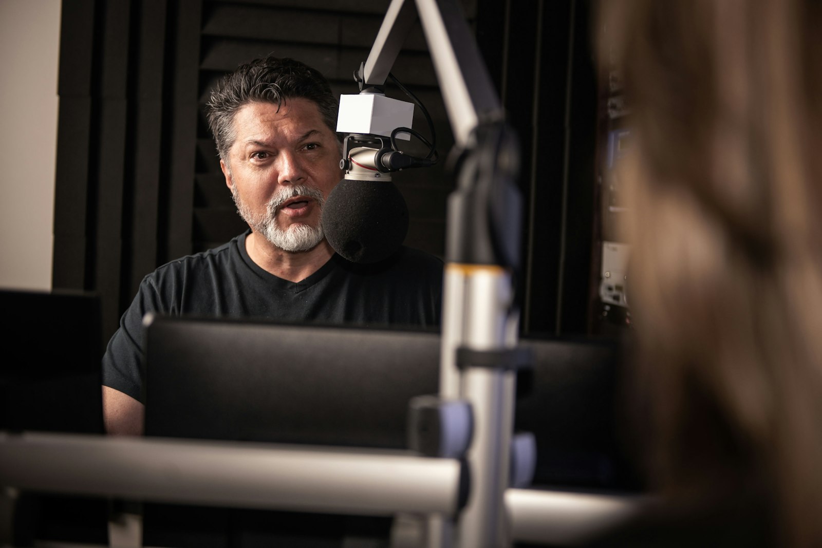 Locutor emitiendo en vivo en un estudio de radio