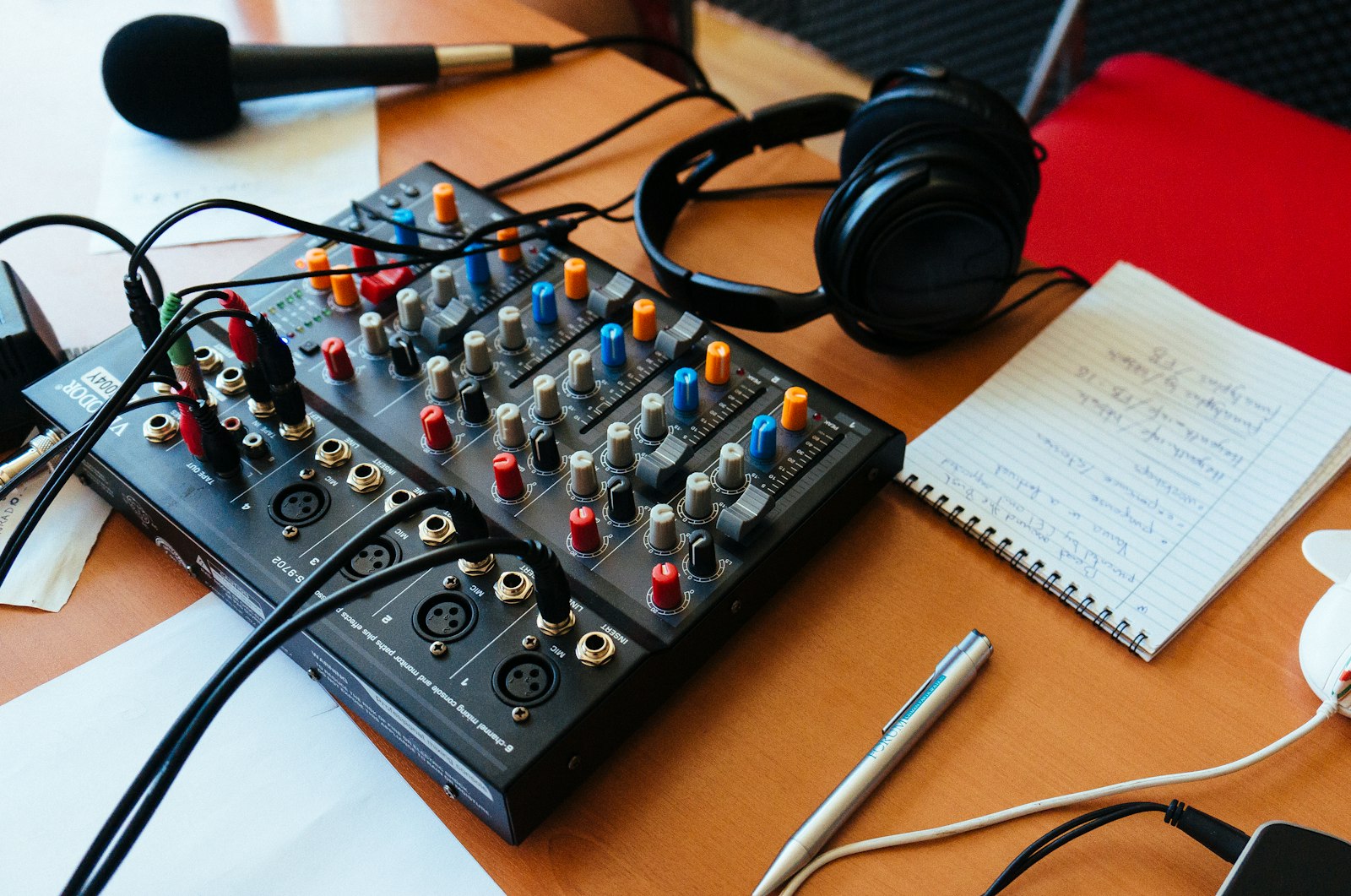 Ecualizador de audio profesional - comparativa de paneles de radio streaming