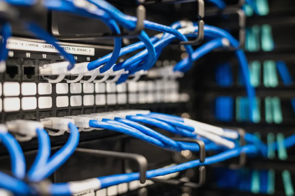 Panel de red con cables azules conectados