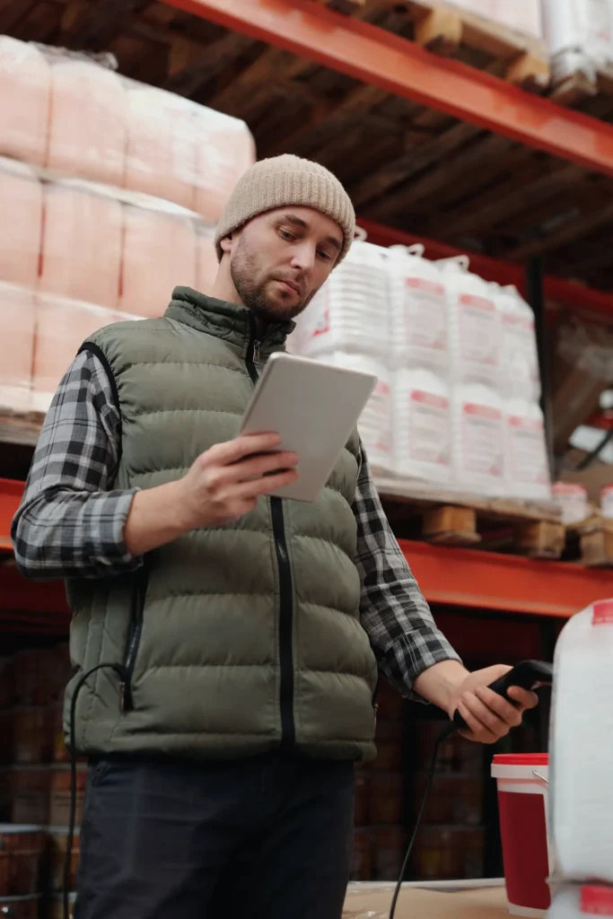Encargado de bodega revisando el inventario en una tablet