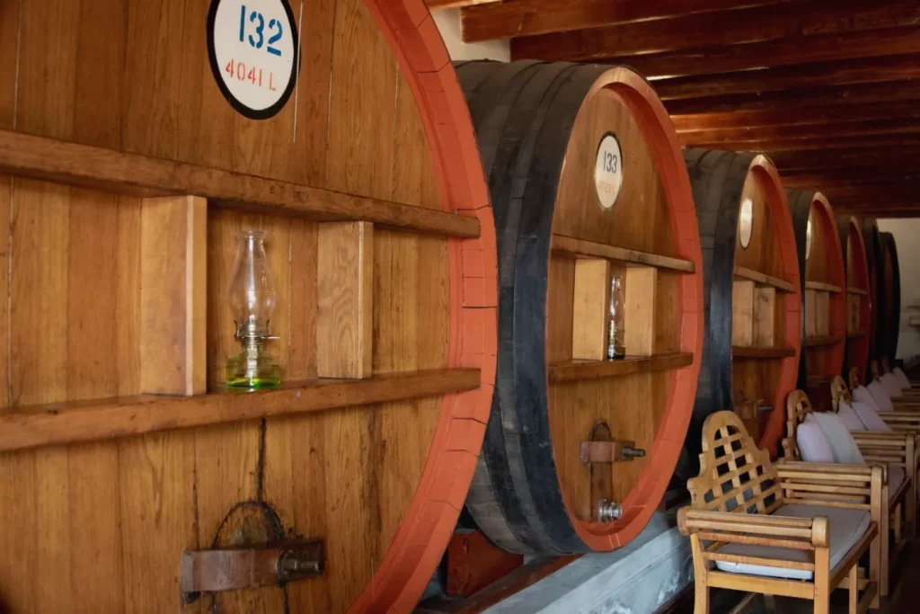 Sala de barricas de vino con mesas para degustación